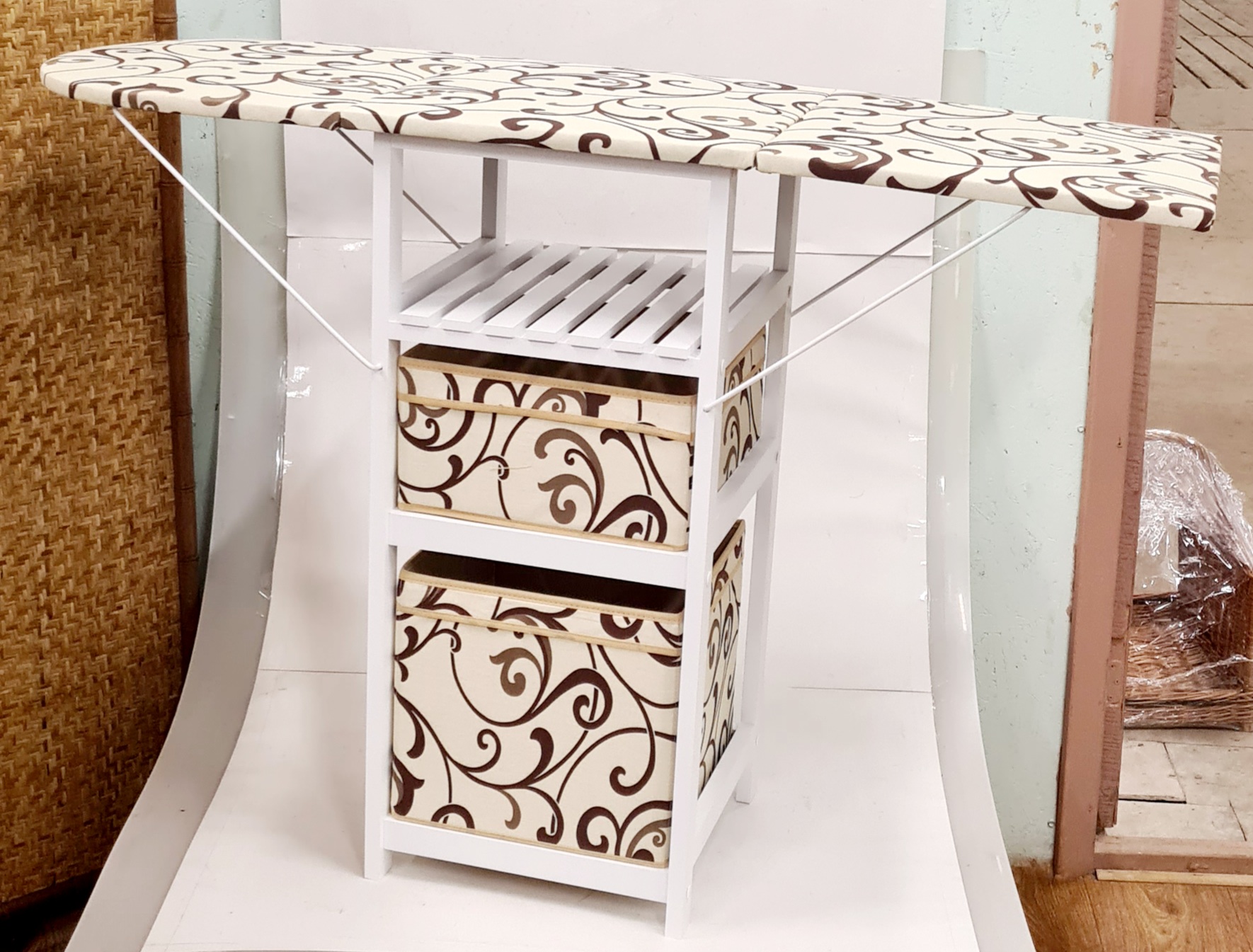 Комод с гладильной доской белый - Плетеные этажерки и полки, Плетеная мебель из дерево, ящики : ткань, цвет белый, кремовая абстракция фото 1 R2102W  