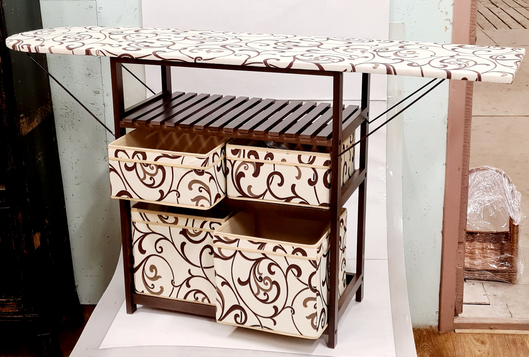 Комод с гладильной доской темный орех - Плетеные этажерки и полки, Плетеная мебель из дерево, ящики : ткань, цвет темный орех, кремовая абстракция фото 1 R2104TO